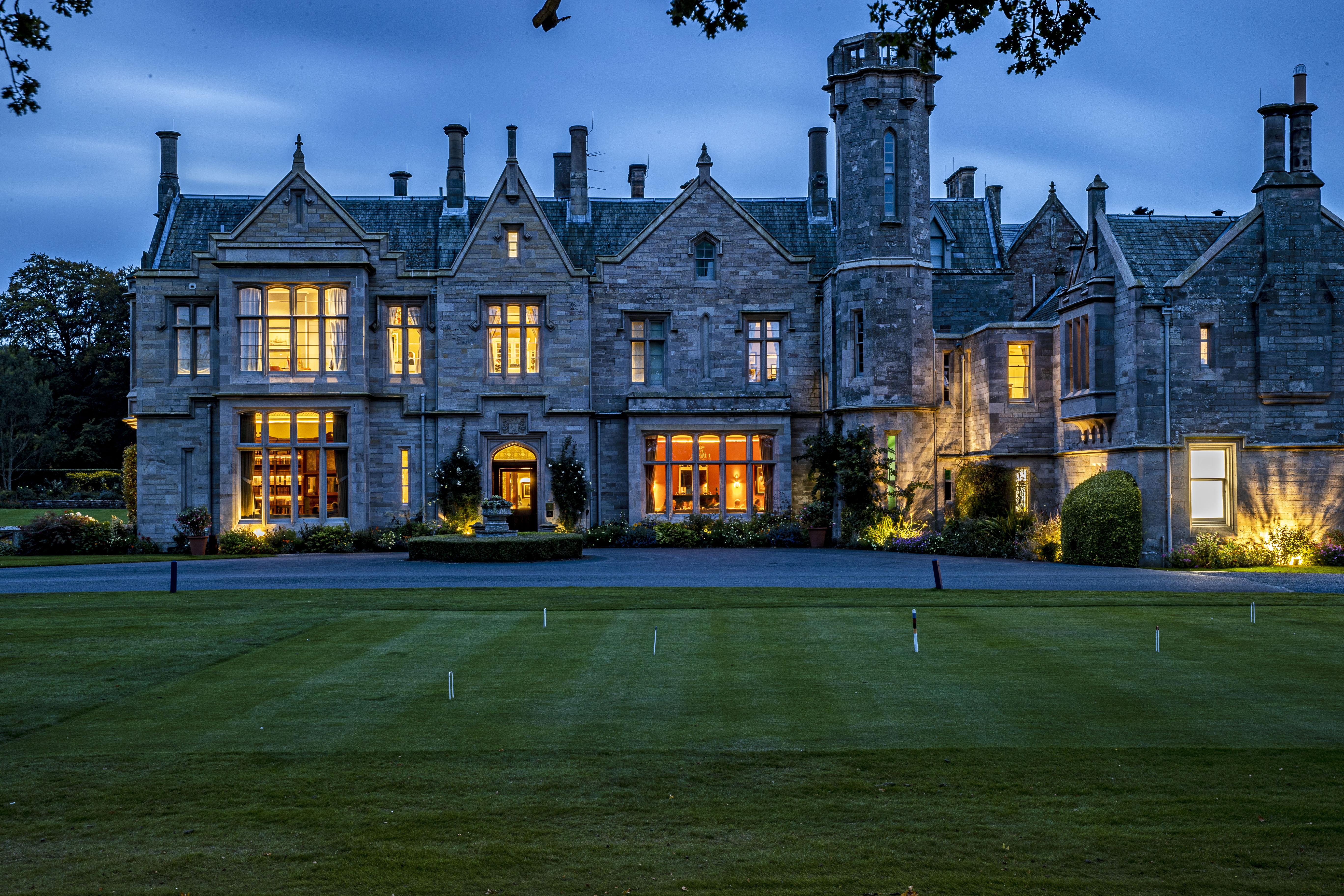 Schloss Roxburghe, Part Of Destination By Hyatt Dış mekan fotoğraf The main house at night