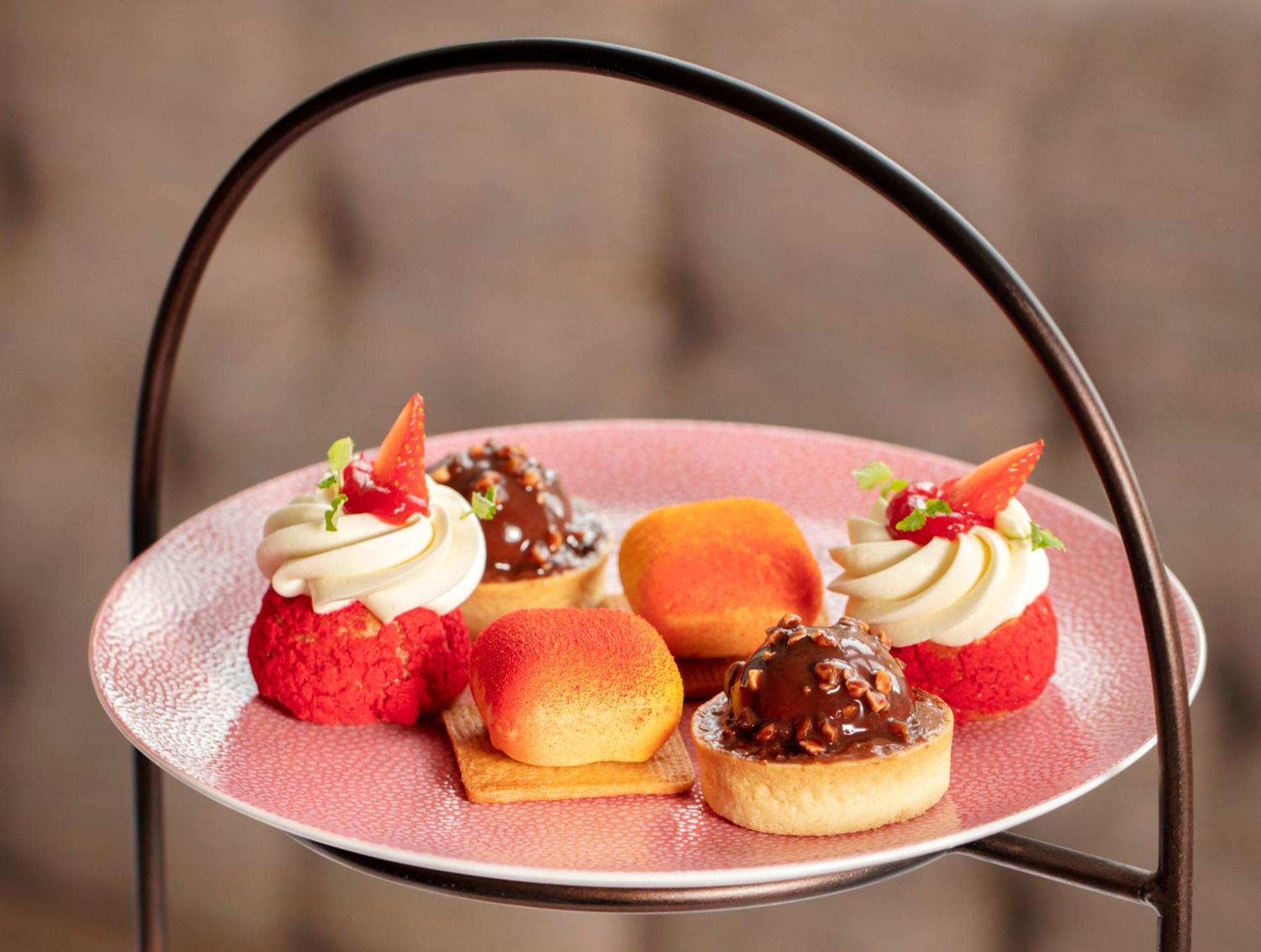 Schloss Roxburghe, Part Of Destination By Hyatt Dış mekan fotoğraf A selection of petits fours
