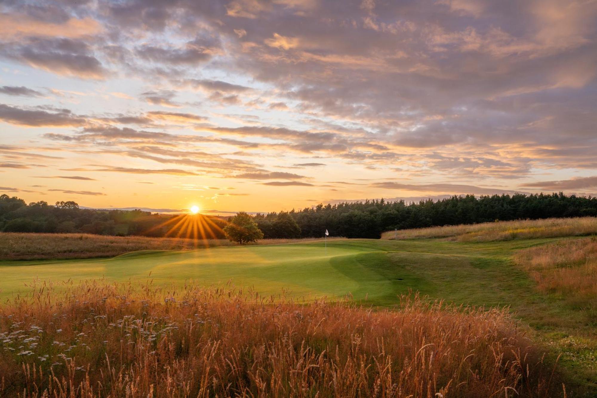 Schloss Roxburghe, Part Of Destination By Hyatt Dış mekan fotoğraf Sunset over the fields of the town
