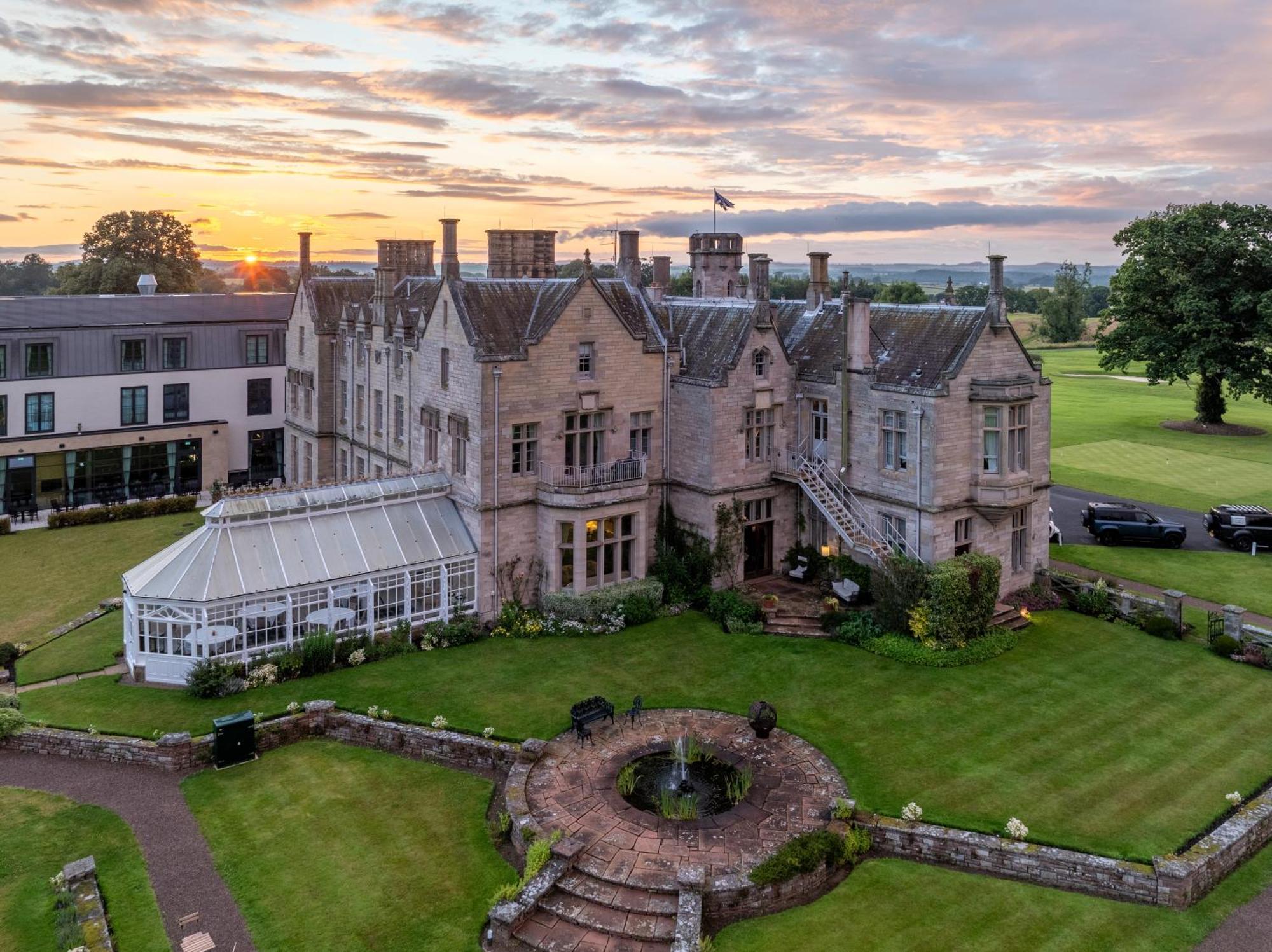 Schloss Roxburghe, Part Of Destination By Hyatt Dış mekan fotoğraf The hotel at sunset