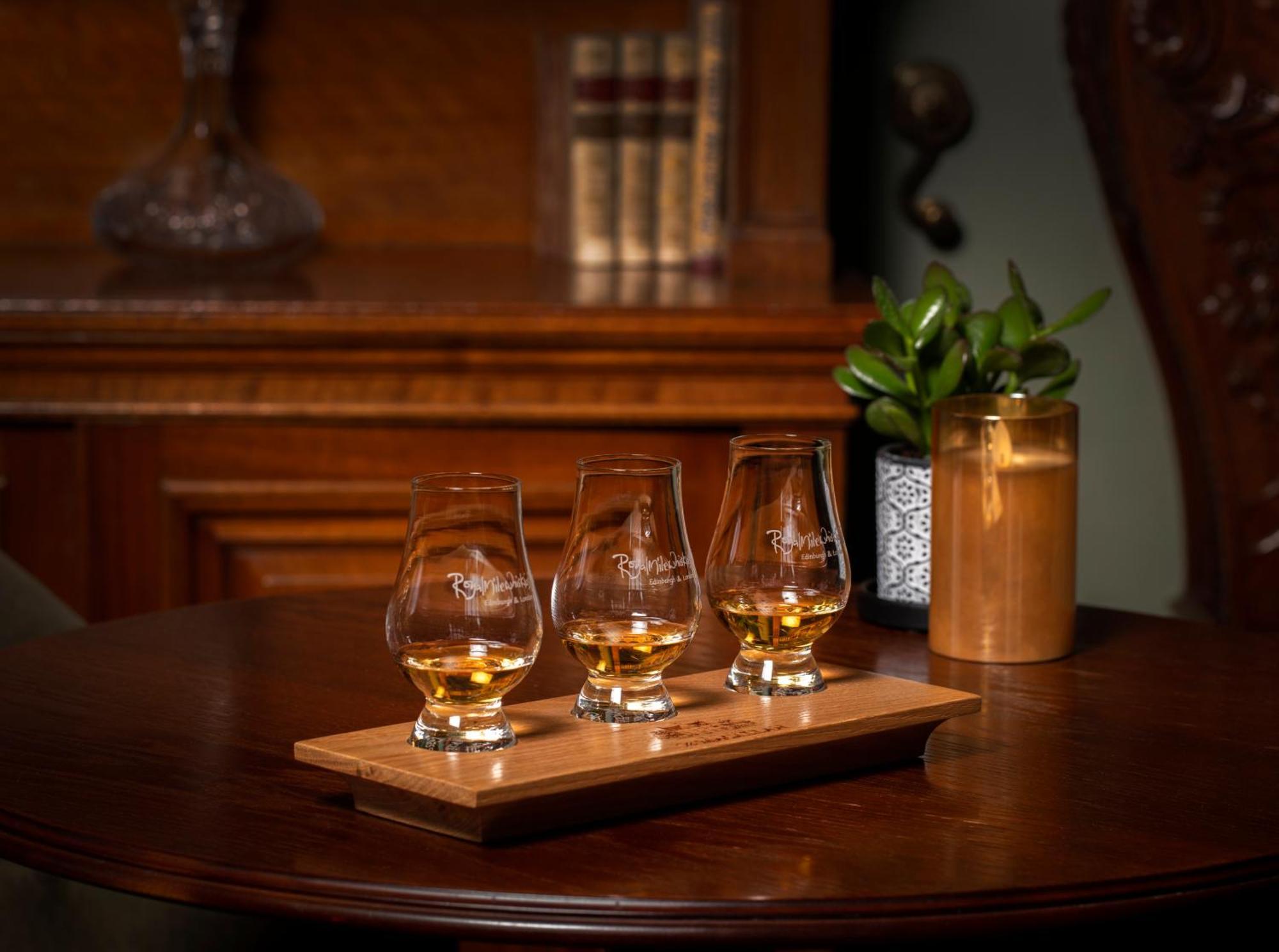 Schloss Roxburghe, Part Of Destination By Hyatt Dış mekan fotoğraf A tasting tray of four samples of Scotch whisky