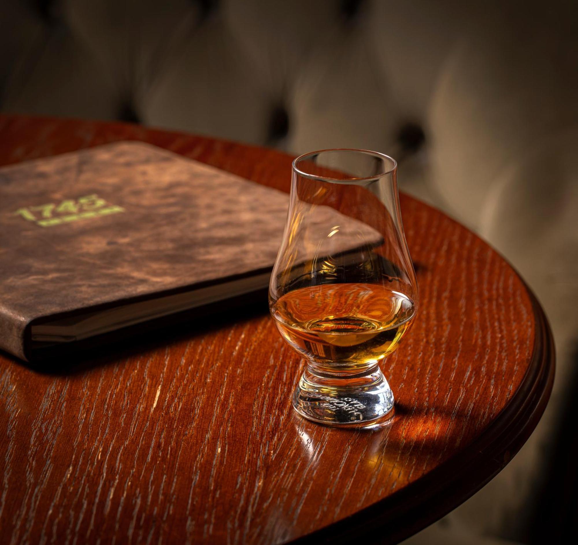 Schloss Roxburghe, Part Of Destination By Hyatt Dış mekan fotoğraf A dram of single malt Scotch whisky