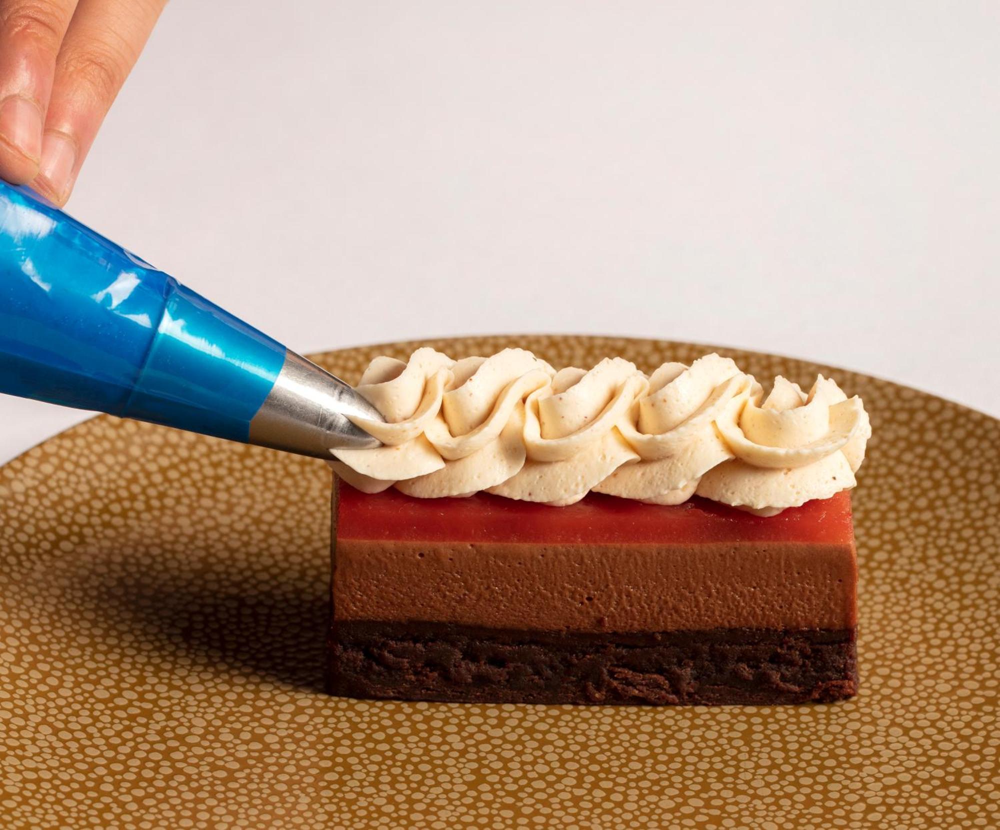 Schloss Roxburghe, Part Of Destination By Hyatt Dış mekan fotoğraf A pastry chef icing a dessert