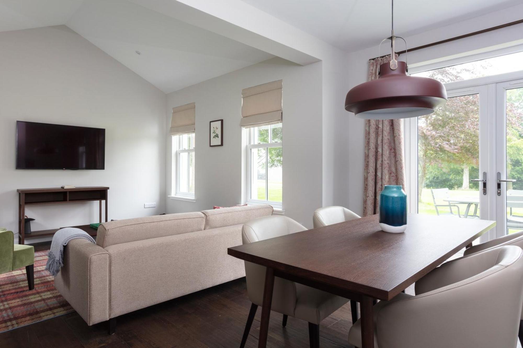 Schloss Roxburghe, Part Of Destination By Hyatt Dış mekan fotoğraf A living room with a sofa and a table