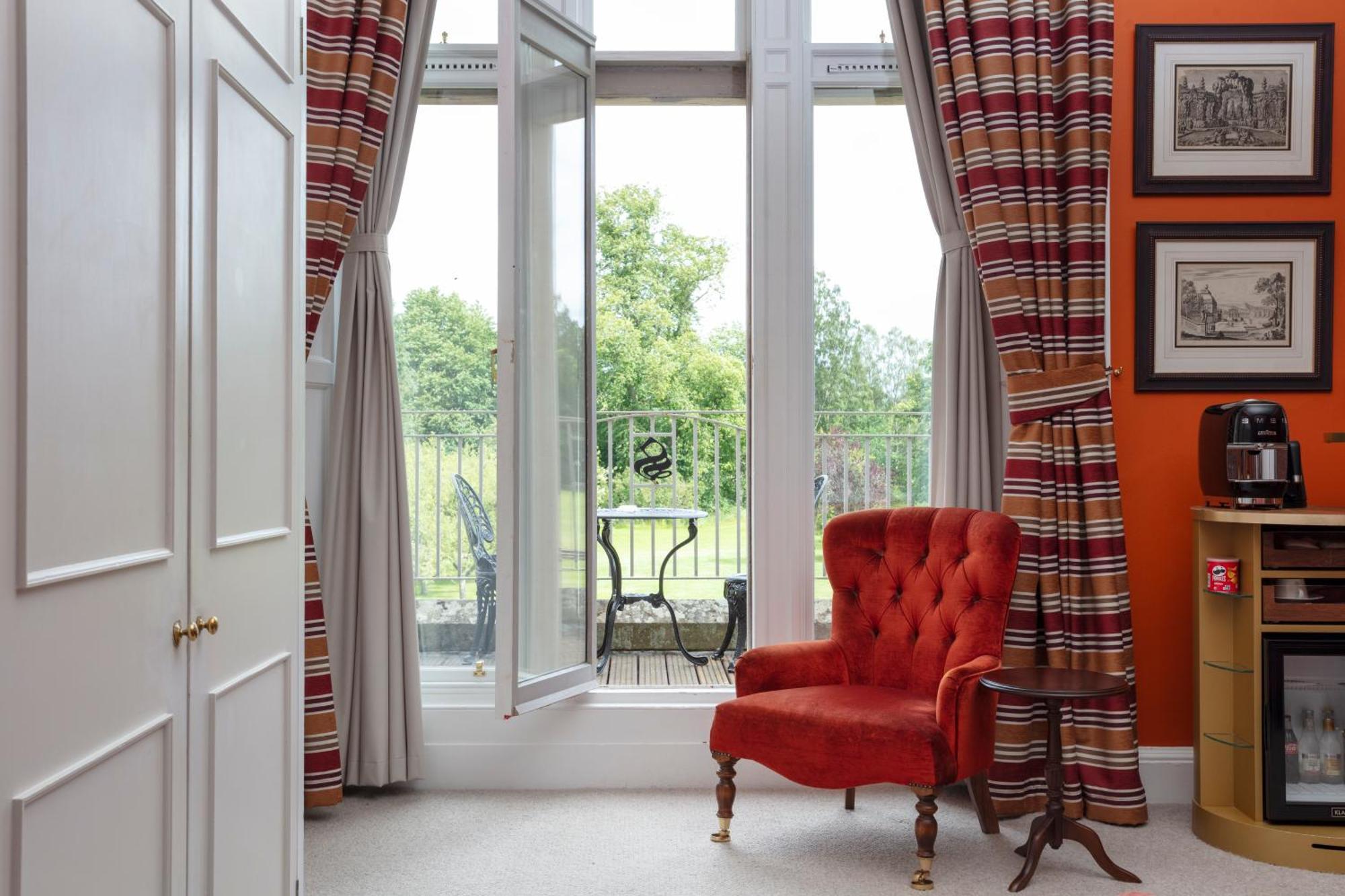 Schloss Roxburghe, Part Of Destination By Hyatt Dış mekan fotoğraf A window with a window seat